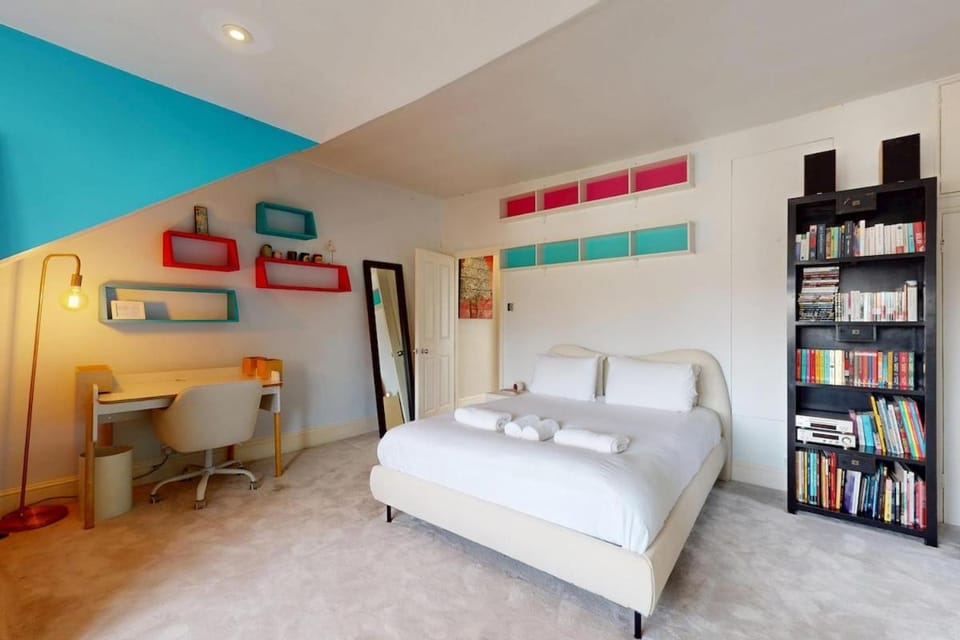 Bed, Photo of the whole room, Bedroom
