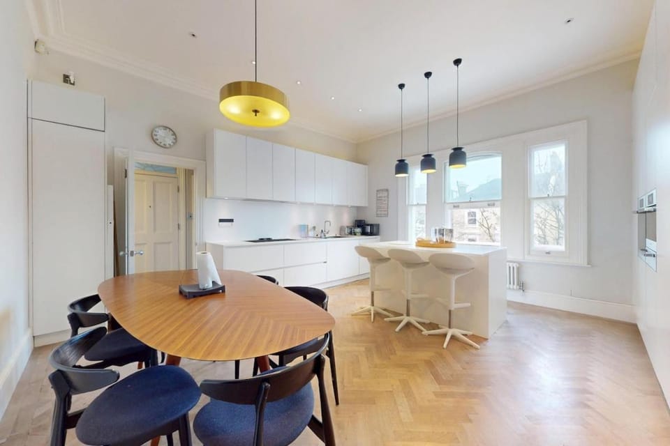 Kitchen or kitchenette, Dining area, stove