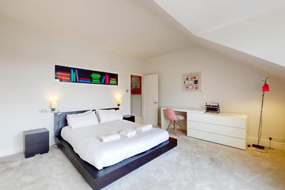 Bed, Photo of the whole room, Bedroom