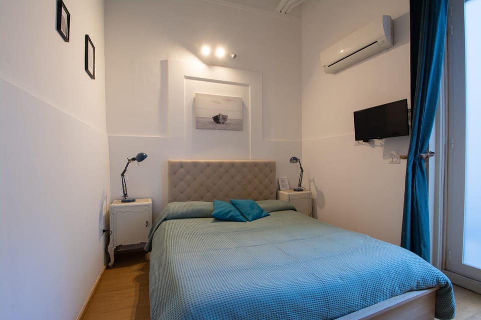 Bed, TV and multimedia, Photo of the whole room, Bedroom, towels, air conditioner