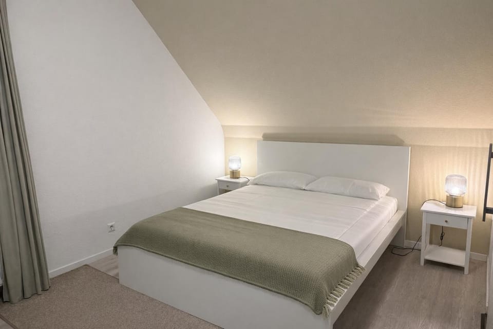 Photo of the whole room, Bedroom