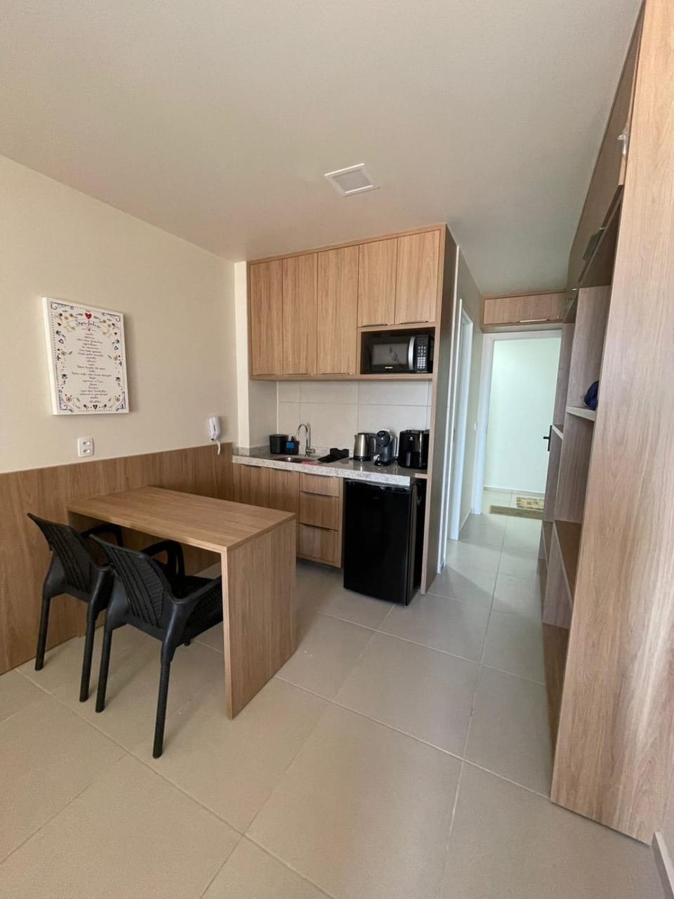 Kitchen or kitchenette, Dining area, microwave, minibar