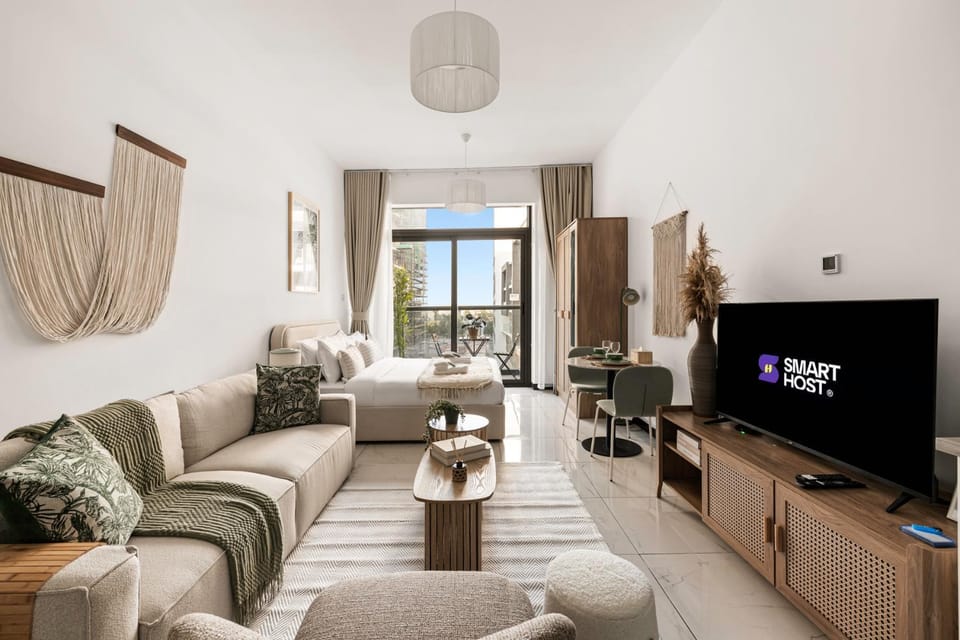 New! Serene Studio with Balcony and Pool Crystal Res Apartment in Dubai
