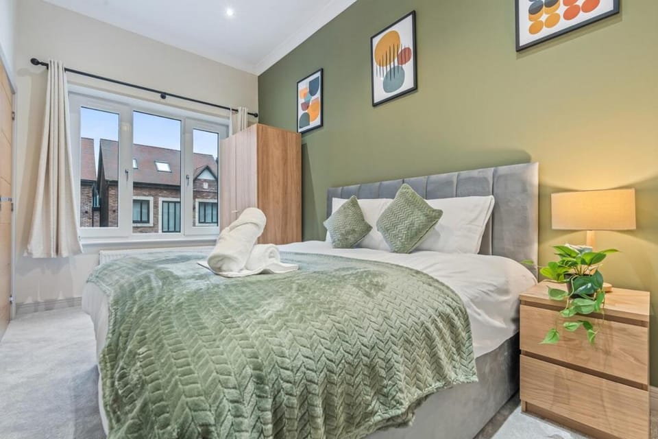 Spacious 6 Bedroom House Sleeps 12 near M6, NEC, HS2 and Birmingham Airport House in Metropolitan Borough of Solihull