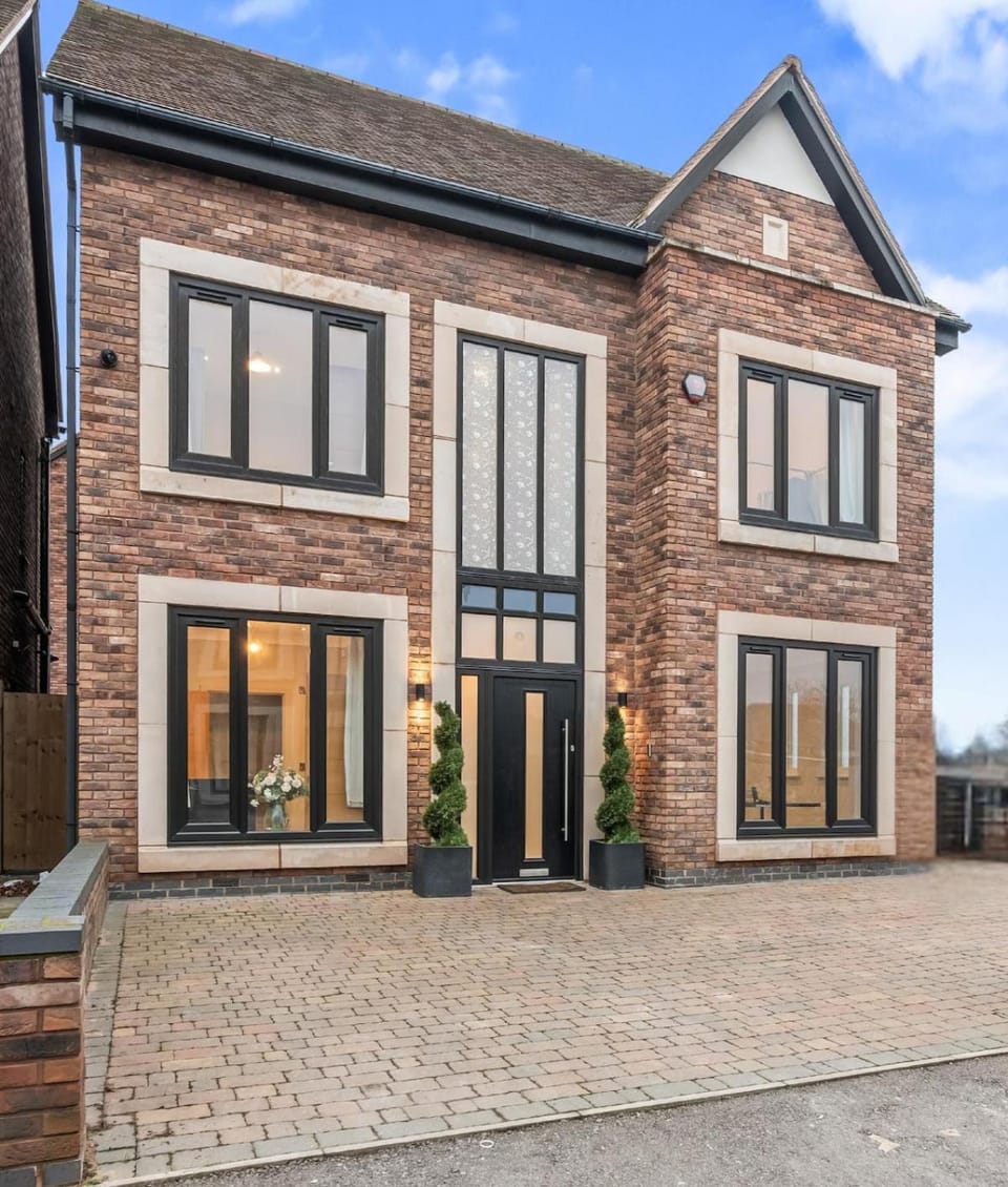 Spacious 6 Bedroom House Sleeps 12 near M6, NEC, HS2 and Birmingham Airport House in Metropolitan Borough of Solihull