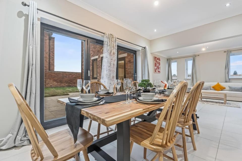 Spacious 6 Bedroom House Sleeps 12 near M6, NEC, HS2 and Birmingham Airport House in Metropolitan Borough of Solihull
