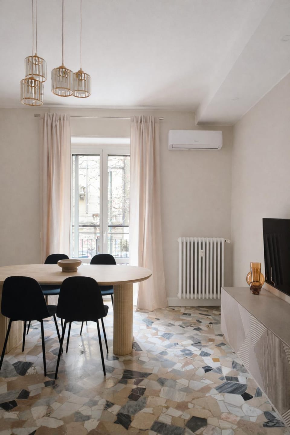 TV and multimedia, Living room, Seating area, Dining area, internet, air conditioner