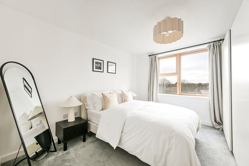 Luxury 1-Bed Home with Balcony and Sofa Bed in Tottenham - Ideal for Leisure, Contractors and Family stays Apartment in London