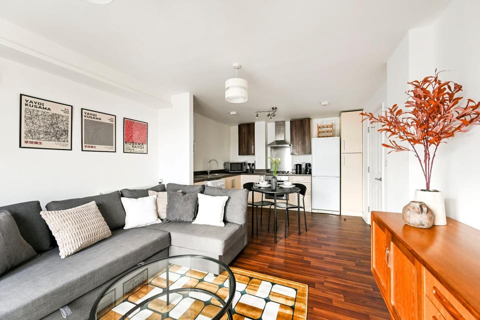Luxury 1-Bed Home with Balcony and Sofa Bed in Tottenham - Ideal for Leisure, Contractors and Family stays Apartment in London