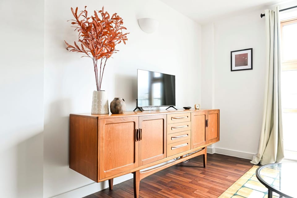 Luxury 1-Bed Home with Balcony and Sofa Bed in Tottenham - Ideal for Leisure, Contractors and Family stays Apartment in London