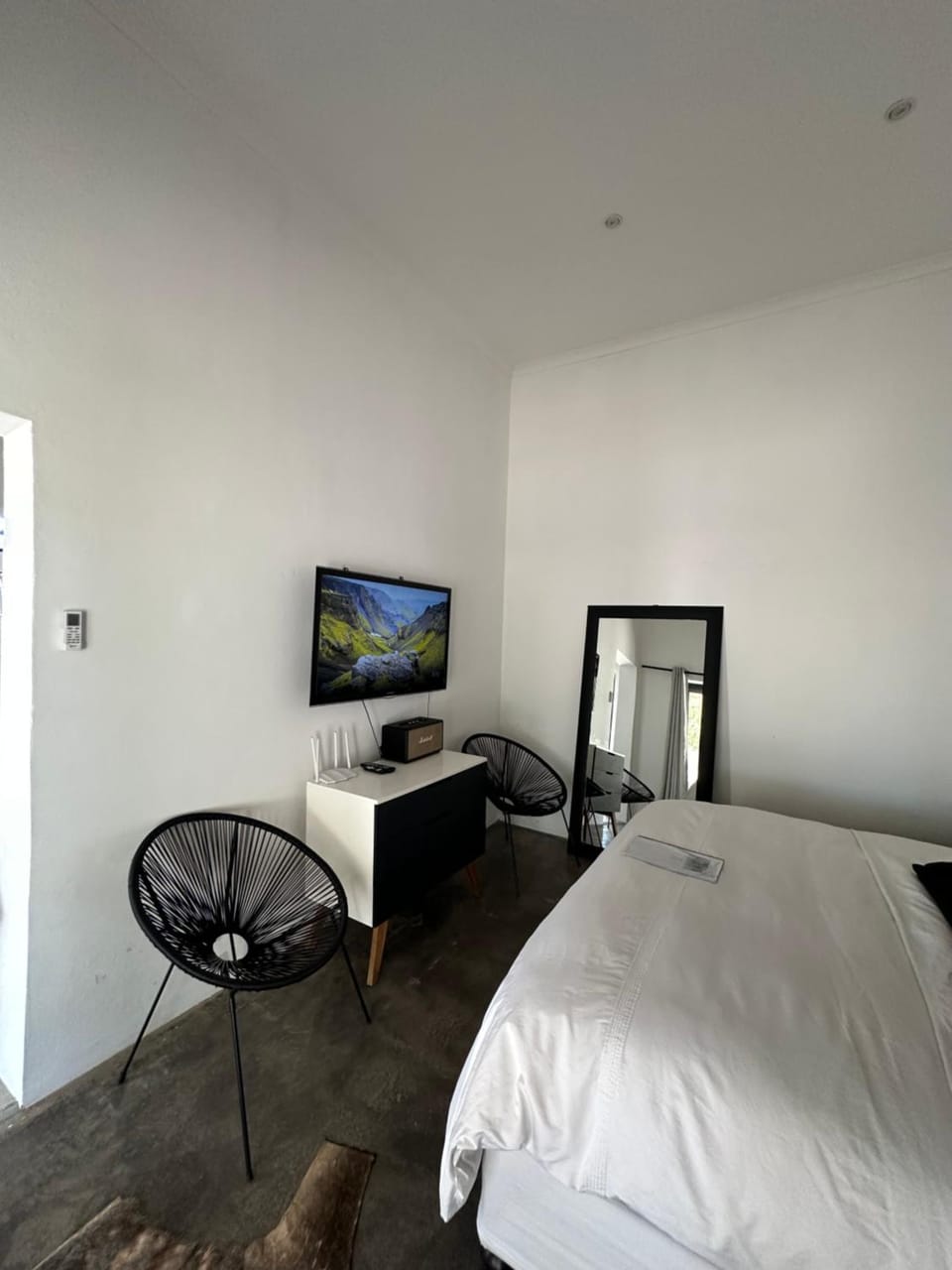 Bed, TV and multimedia, Bedroom
