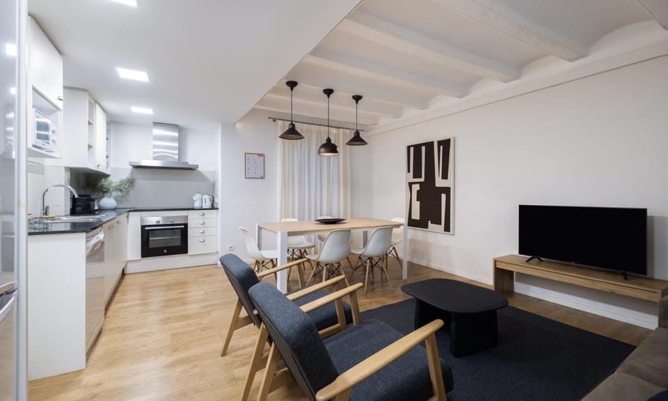 TV and multimedia, Kitchen or kitchenette, Living room, Seating area, Dining area, oven