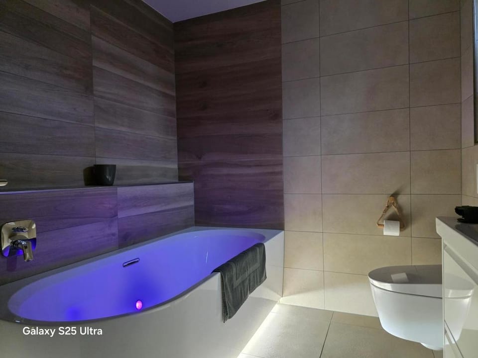 Hot Tub, Bathroom