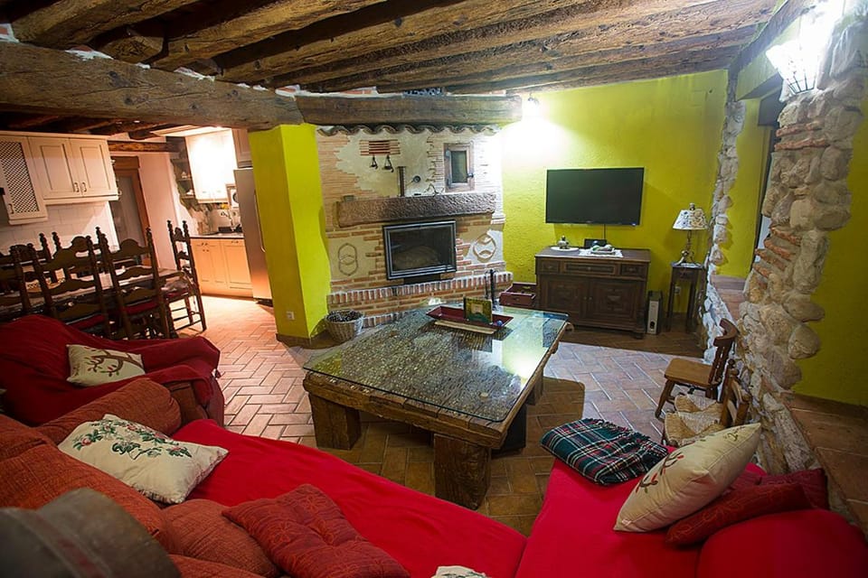Communal lounge/ TV room, TV and multimedia, Kitchen or kitchenette, Living room, Seating area, Dining area, Evening entertainment