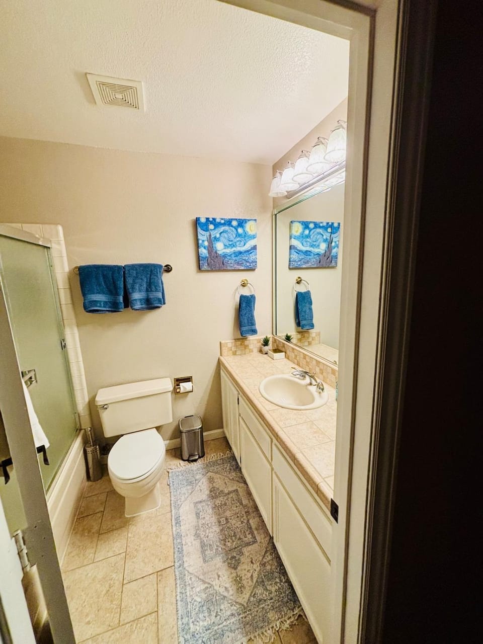 Toilet, Bathroom, towels