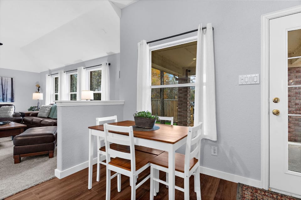Kitchen or kitchenette, Seating area, Dining area