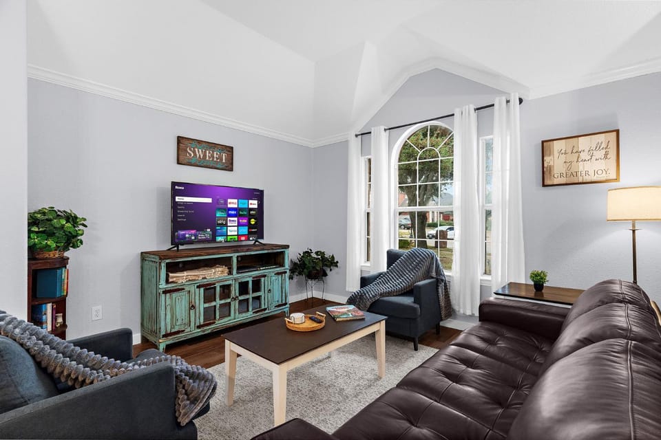 Communal lounge/ TV room, TV and multimedia, Living room, Seating area, Evening entertainment