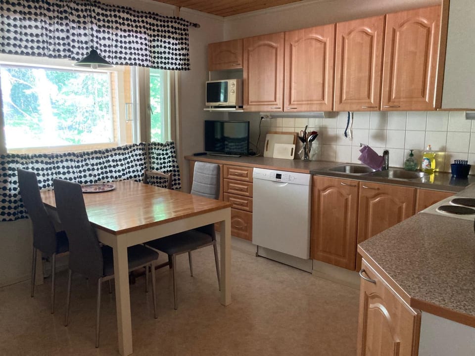 Kitchen or kitchenette, Dining area, dishwasher