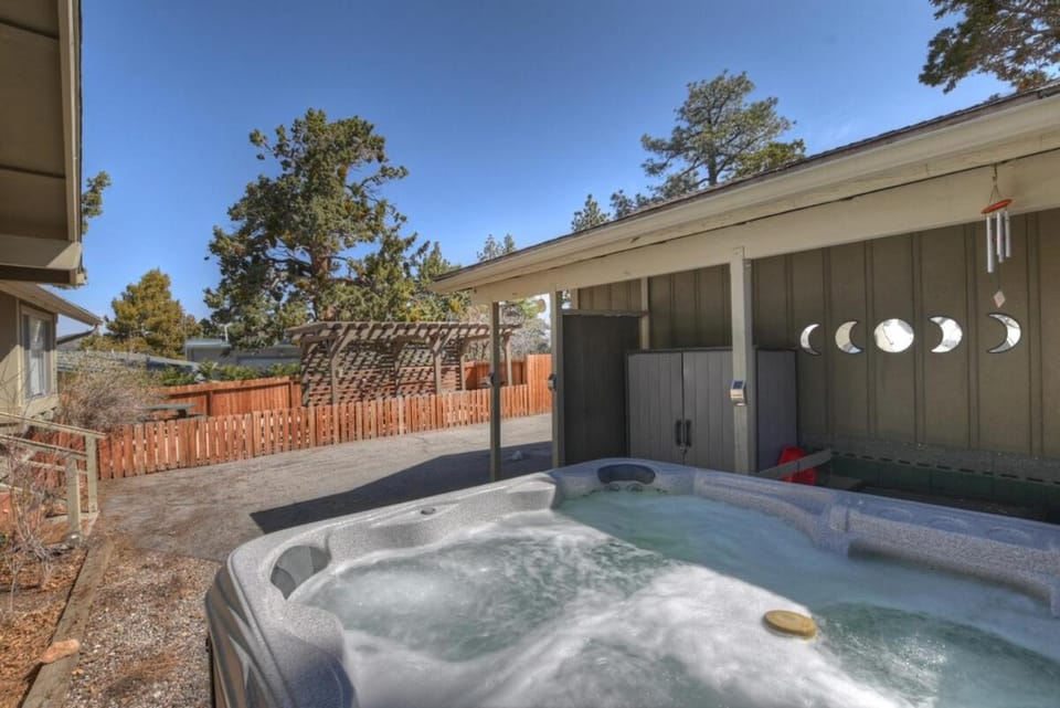 Hideaway Haven⎮Spa, EV, Game Rm, Sauna, Dogs OK! House in Big Bear