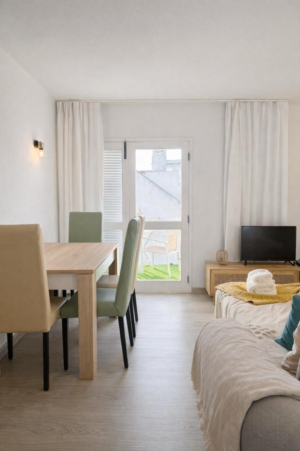 Living room, Dining area, internet
