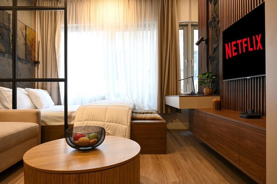 TV and multimedia, Seating area, Bedroom