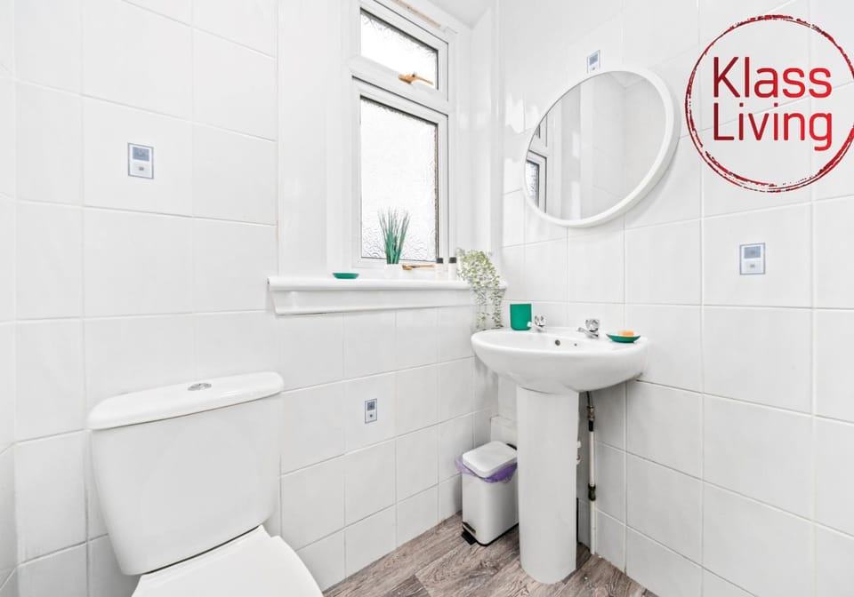 Shower, Toilet, Bathroom, Decorative detail, Guests, group of guests, Family