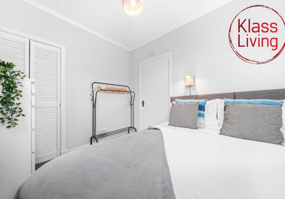 Bed, Decorative detail, Bedroom, Guests, group of guests, cot, Family