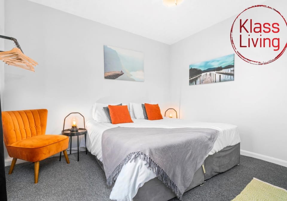 Bed, Decorative detail, Bedroom, Guests, group of guests, cot, Family