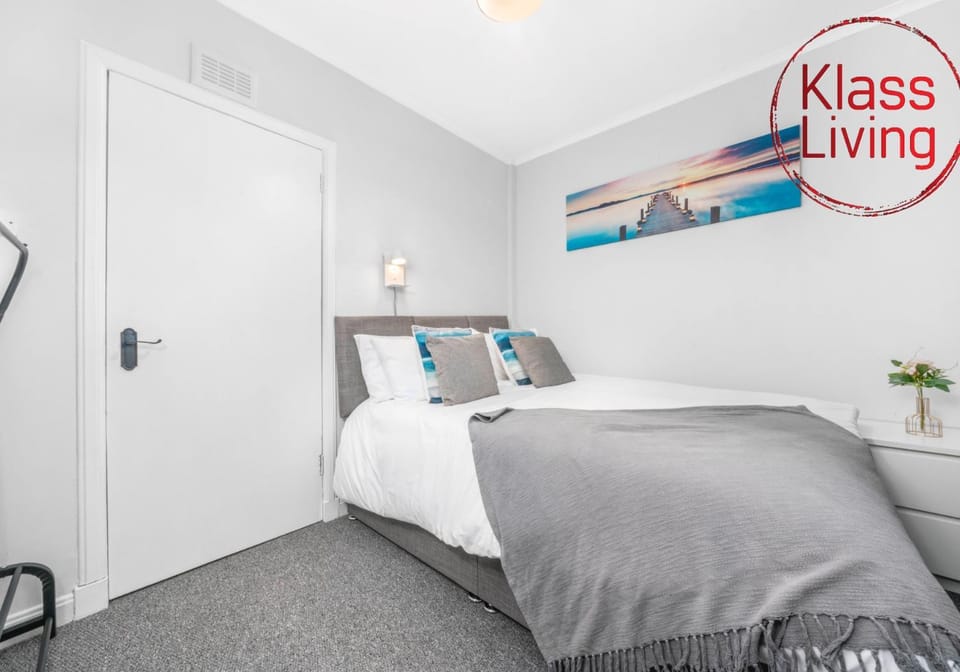Bed, Decorative detail, Bedroom, Guests, group of guests, cot, Family