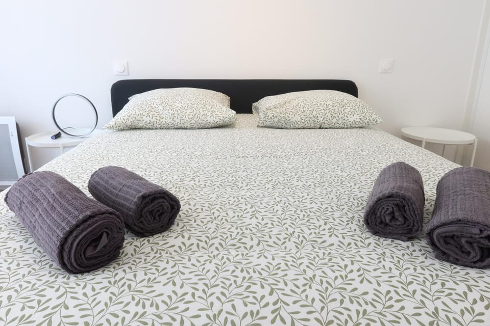Bed, towels