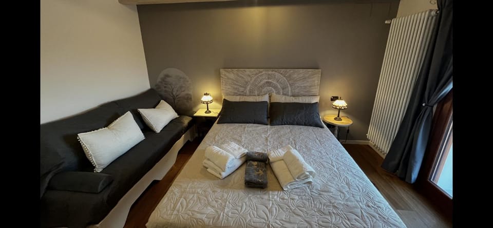 Bed, Photo of the whole room, Bedroom, towels