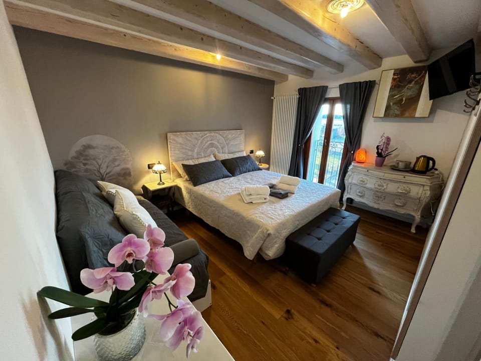 Bed, TV and multimedia, Bedroom, towels