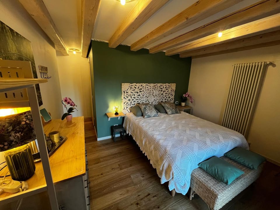 Photo of the whole room, Bedroom