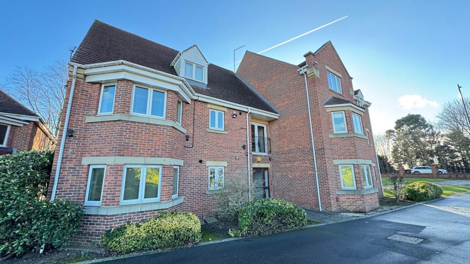 Stylish 2 Bedroom Apartment With 2 Bathrooms and Free Gated Parking Apartment in Doncaster