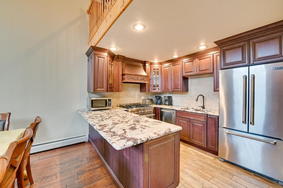 Walk to Hunter Village! Family Ski Retreat w/ Deck House in Hunter