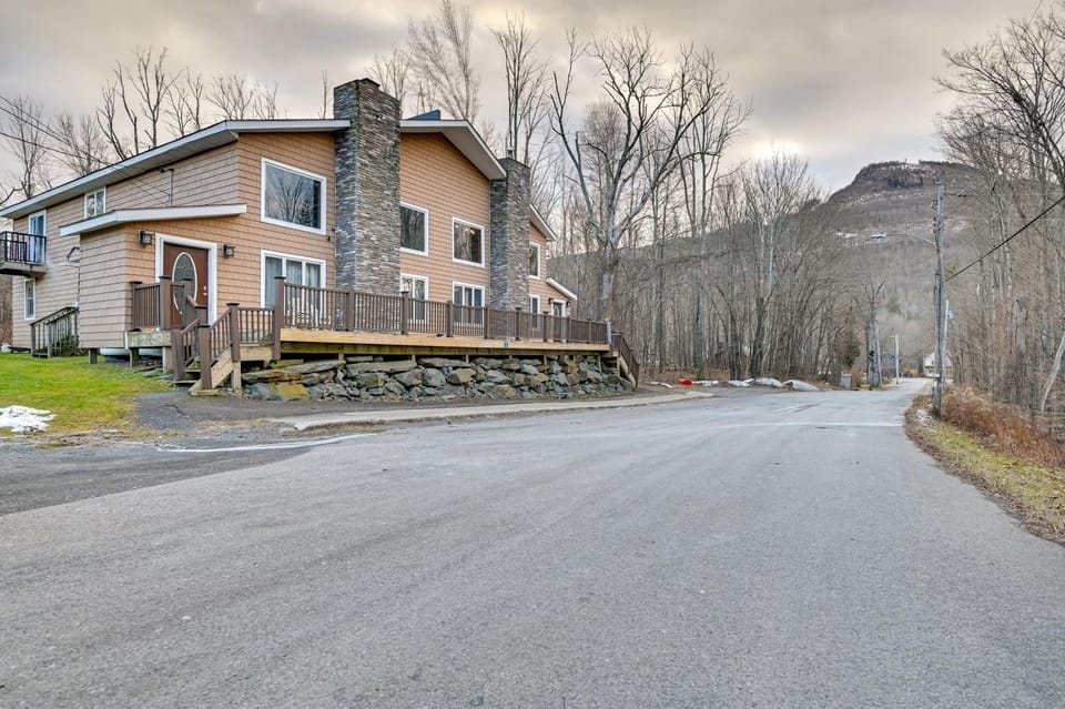 Walk to Hunter Village! Family Ski Retreat w/ Deck House in Hunter