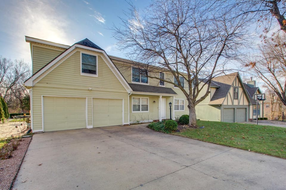 2 Mi to KU Campus: Group Getaway w/ Patio & Garden House in Lawrence