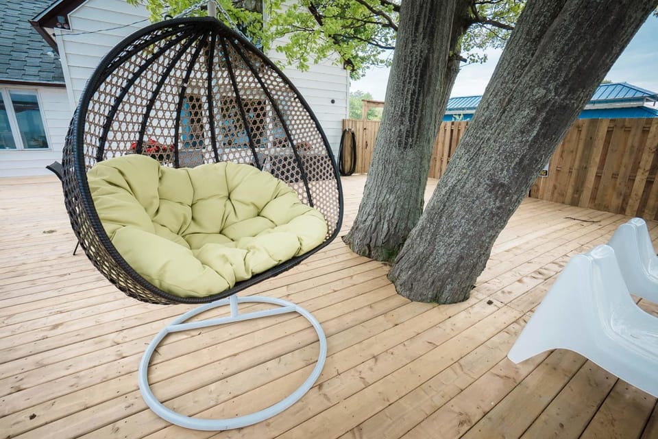 Beach Front Family Cottage Ping Pong & Karaoke House in Fort Erie