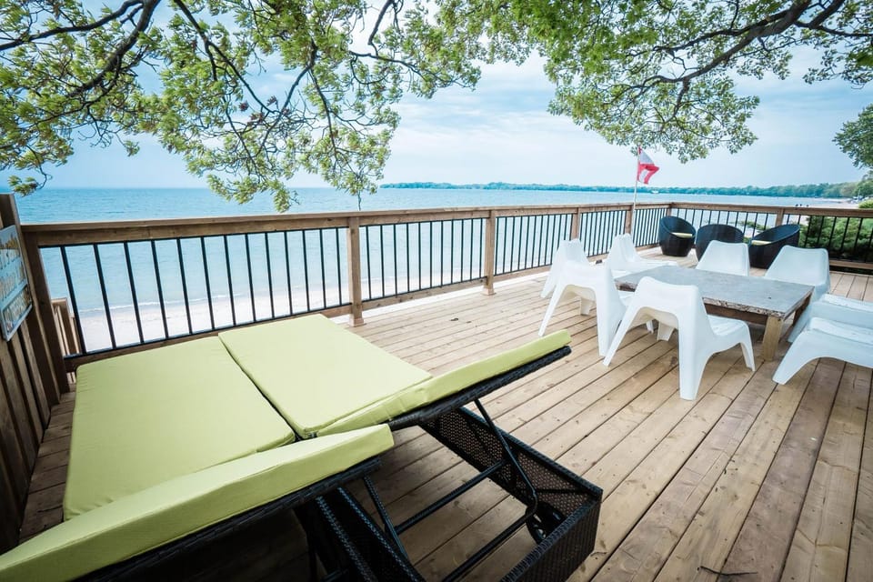 Beach Front Family Cottage Ping Pong & Karaoke House in Fort Erie