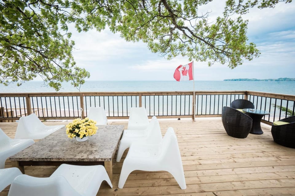 Beach Front Family Cottage Ping Pong & Karaoke House in Fort Erie