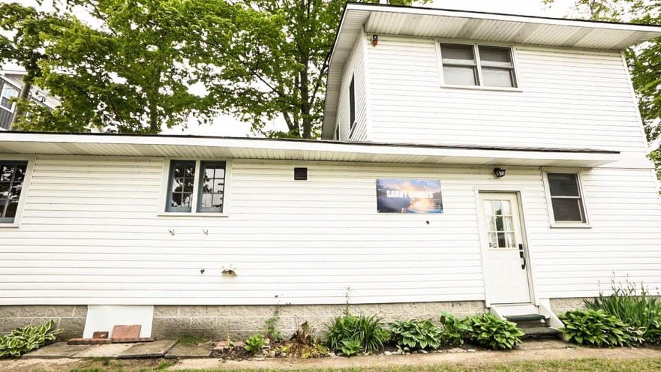 Cottage on Crystal Beach 3BR & BBQ House in Fort Erie