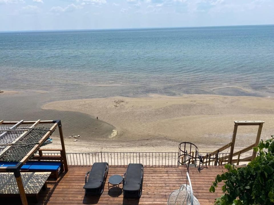Water Front Beach House - 3BR w BBQ & Sunset House in Fort Erie