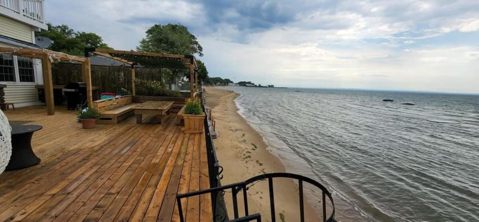Water Front Beach House - 3BR w BBQ & Sunset House in Fort Erie