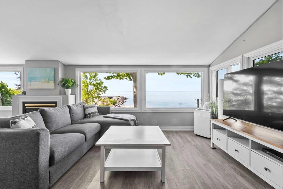 Crystal Beach Waterfront Cottage - Sunset Views House in Fort Erie