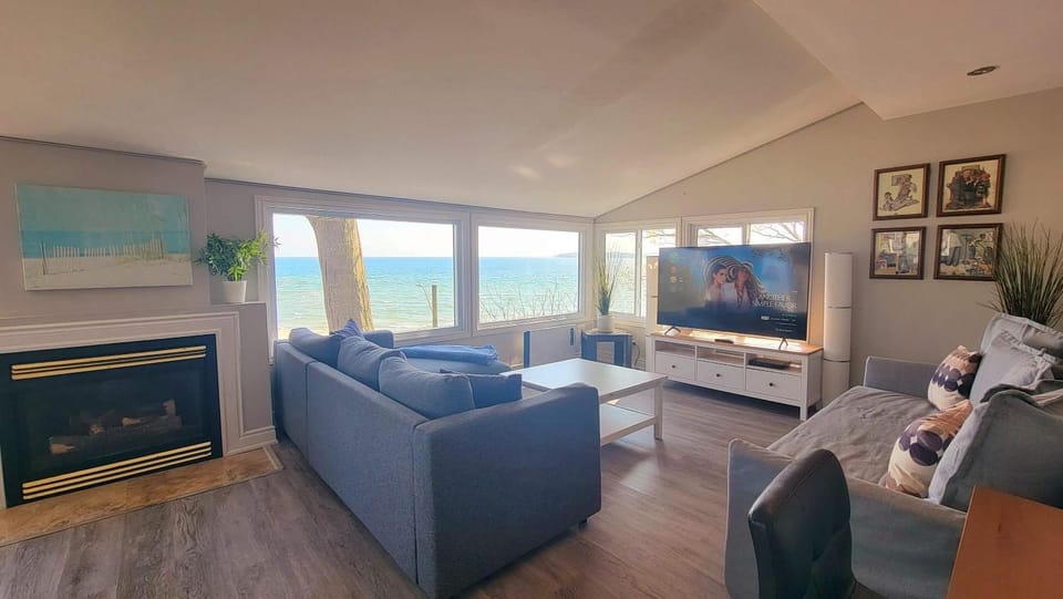 Crystal Beach Waterfront Cottage - Sunset Views House in Fort Erie