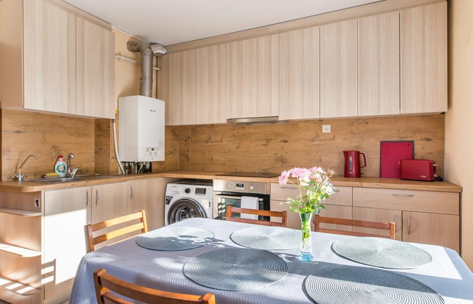 Kitchen or kitchenette, Dining area, stove, toaster