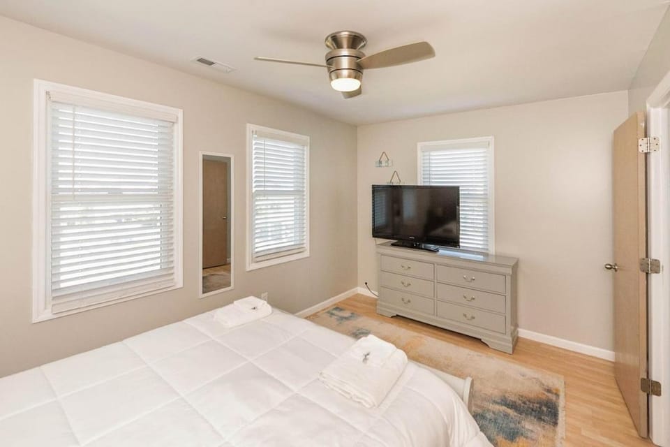 Whitecaps Surf City Beachfront Townhome House in Surf City