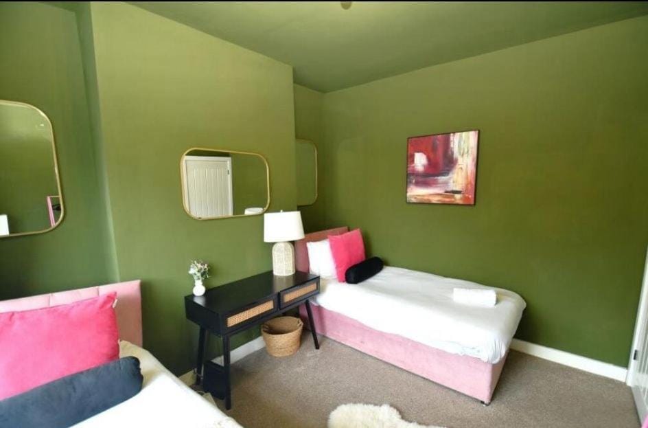 Manchester Getaway Bright & Spacious With Parking House in Salford
