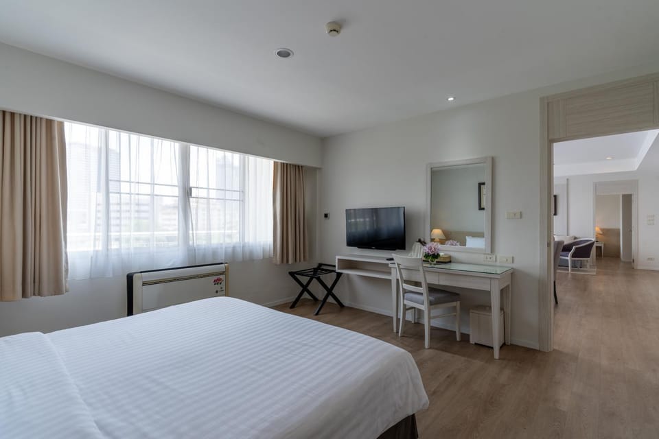 Bed, Bathroom, TV and multimedia, Bedroom
