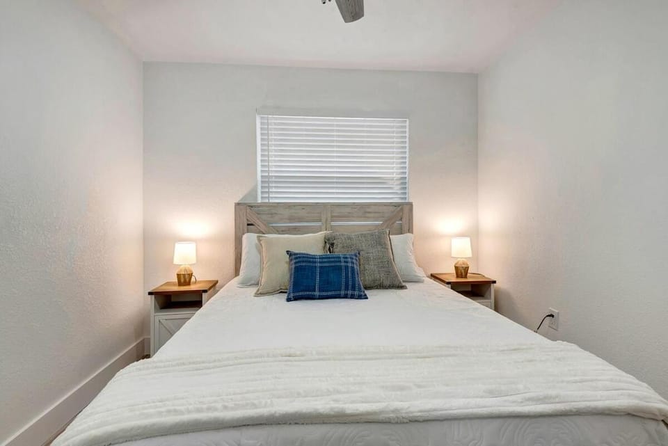 The Cozy Cove I 3 min to Beach Apartment in Cortez